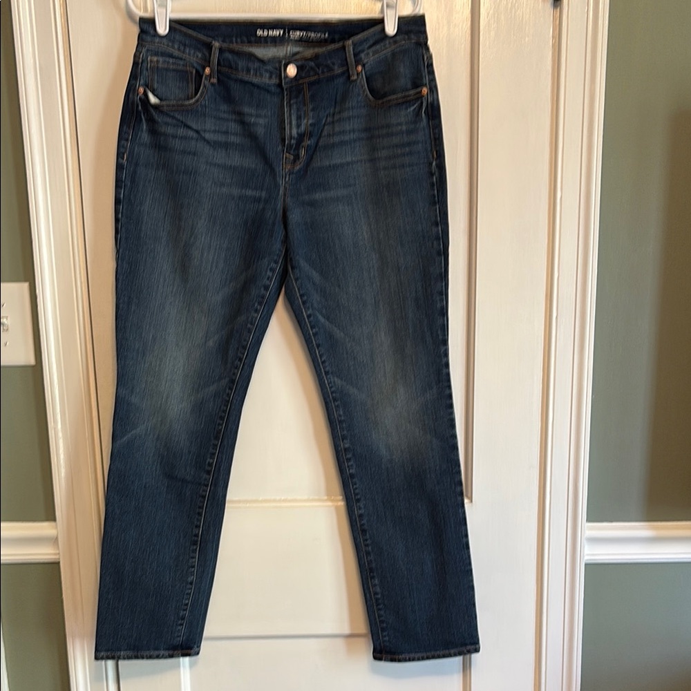 Old Navy Curvy Straight size 10 short jeans. Like new condition.